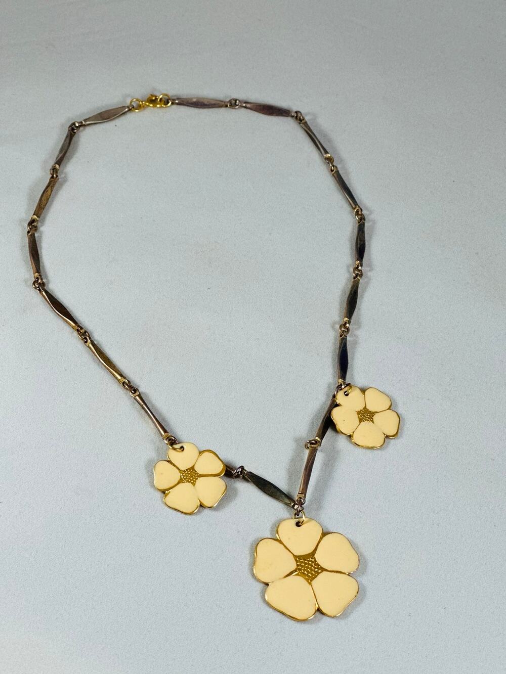 Vintage Unsigned Enamel Flower Station Necklace 17" Gold Tone Cream Floral